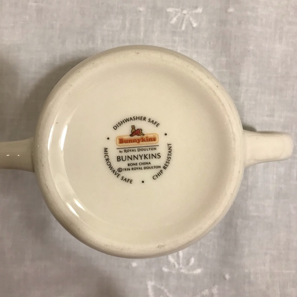 Royal Doulton Bunnykins House Cleaning Mug - Picture 3 of 6